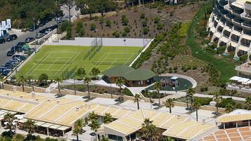 Un grand hôtel doté de plusieurs courts de tennis, d’une piscine et d’un jardin aménagé.