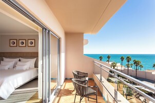 经典双人房或双床房, 海景 | 高档床上用品、客房内保险箱、办公桌、遮光窗帘