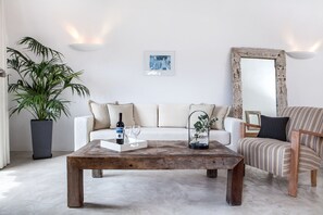 Superior Studio (Caldera View (Petra)) | Living area - Honeymoon Petra Villas (Santorini)