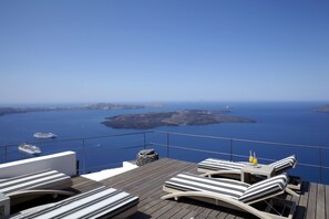 Sun deck - Honeymoon Petra Villas (Santorini)