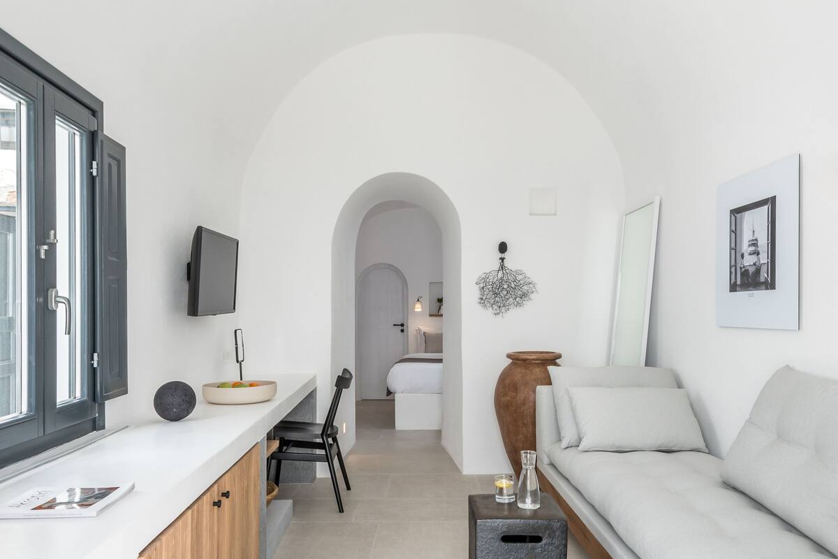 Un interior moderno y minimalista con área de cocina, comedor y sala de estar.