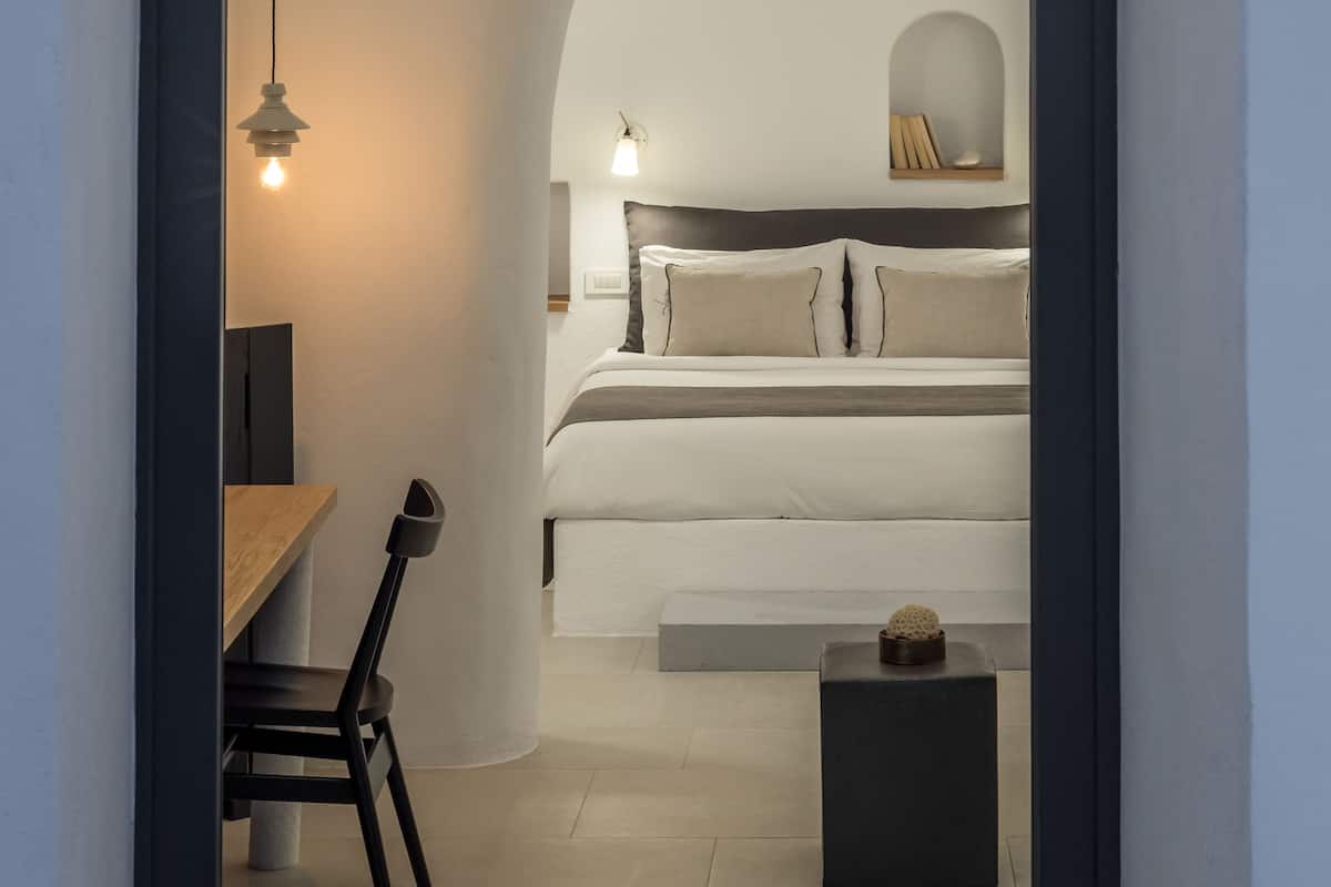 Suite traditionnelle, baignoire Ă jets (Caldera View) | 1 chambre, couette en duvet, lit avec matelas Ă plateau-coussin