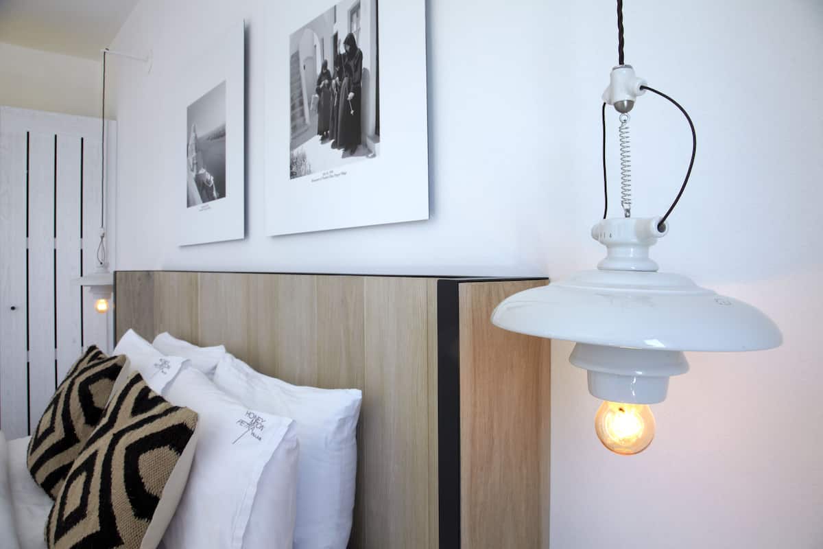 Infinity Pool Suite, Caldera View | Dundyner, senger med overmadrass, safe på rommet og blendingsgardiner