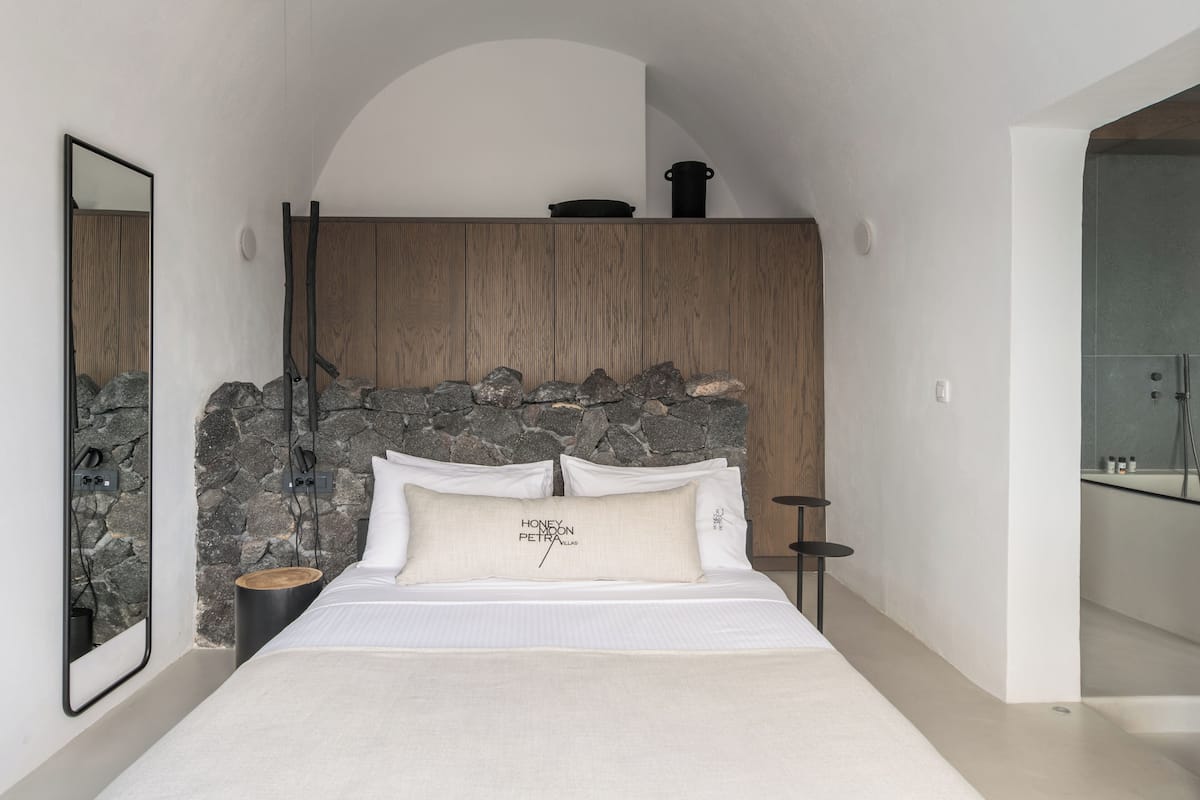 Suite – honeymoon (with Jetted Tub) | Dundyner, senger med overmadrass, safe på rommet og blendingsgardiner