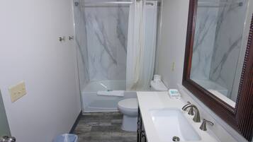 Chambre Standard, 1 trÚs grand lit et 1 canapé-lit, non-fumeur | Salle de bain