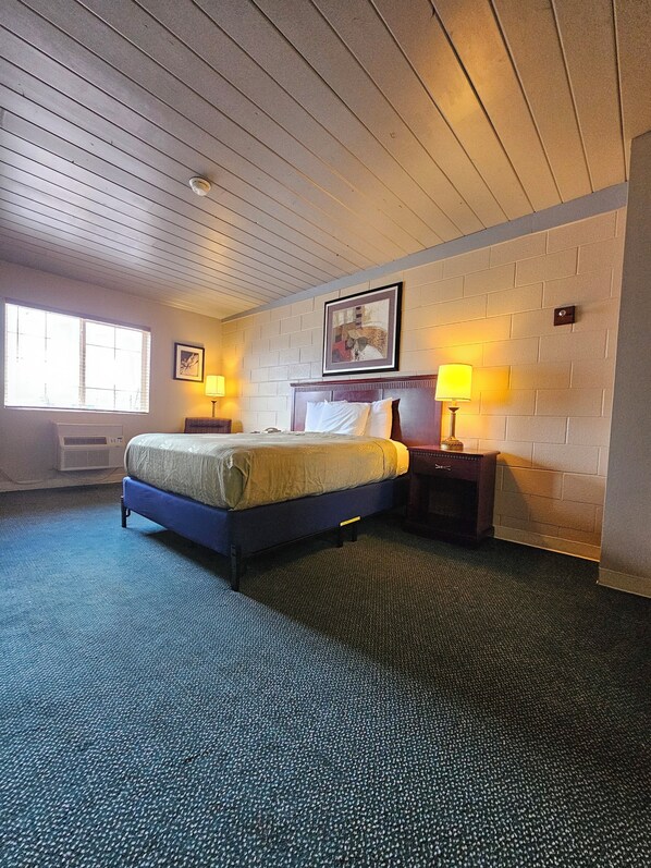 Deluxe Room | Desk, laptop workspace, blackout curtains, soundproofing