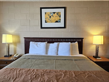 Escritorio, espacio para trabajar con laptop y cortinas blackout