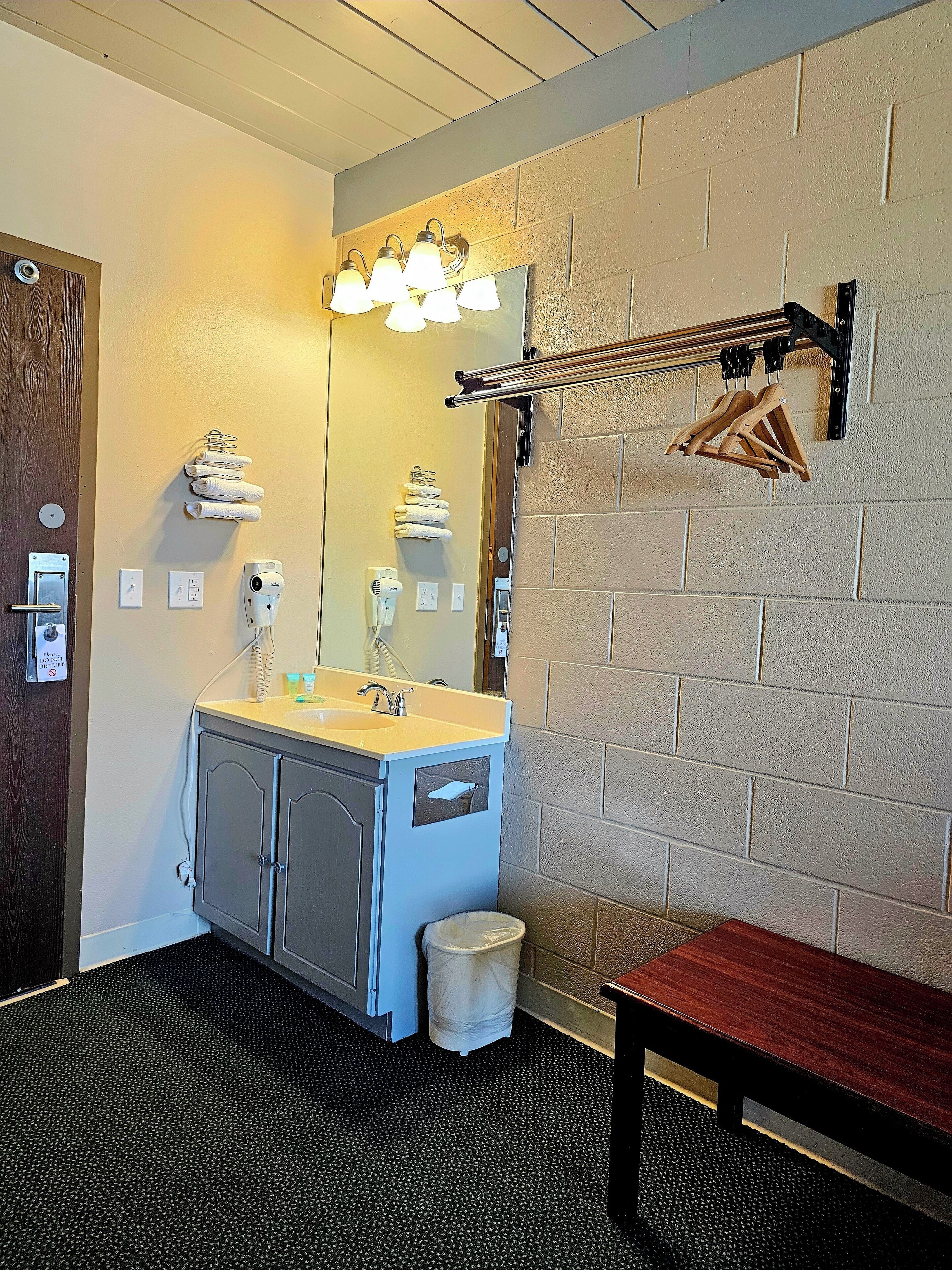 مكتب ومساحة عمل للكمبيوتر المحمول وستائر تعتيم وتجهيزات عازلة للصوت