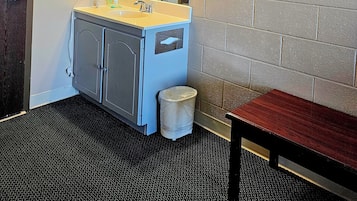 Rom – standard, 1 kingsize-seng | Skrivebord, skrivebord for bærbar PC, blendingsgardiner og lydisolert