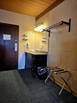 โต๊ะทำงาน, พื้นที่ทำงานแบบใช้แล็ปท็อป, ผ้าม่านกันแสง, ห้องเก็บเสียง