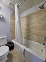 Habitación estándar, 2 camas de matrimonio, no fumadores | Baño | Ducha y bañera combinadas y artículos de higiene personal gratuitos