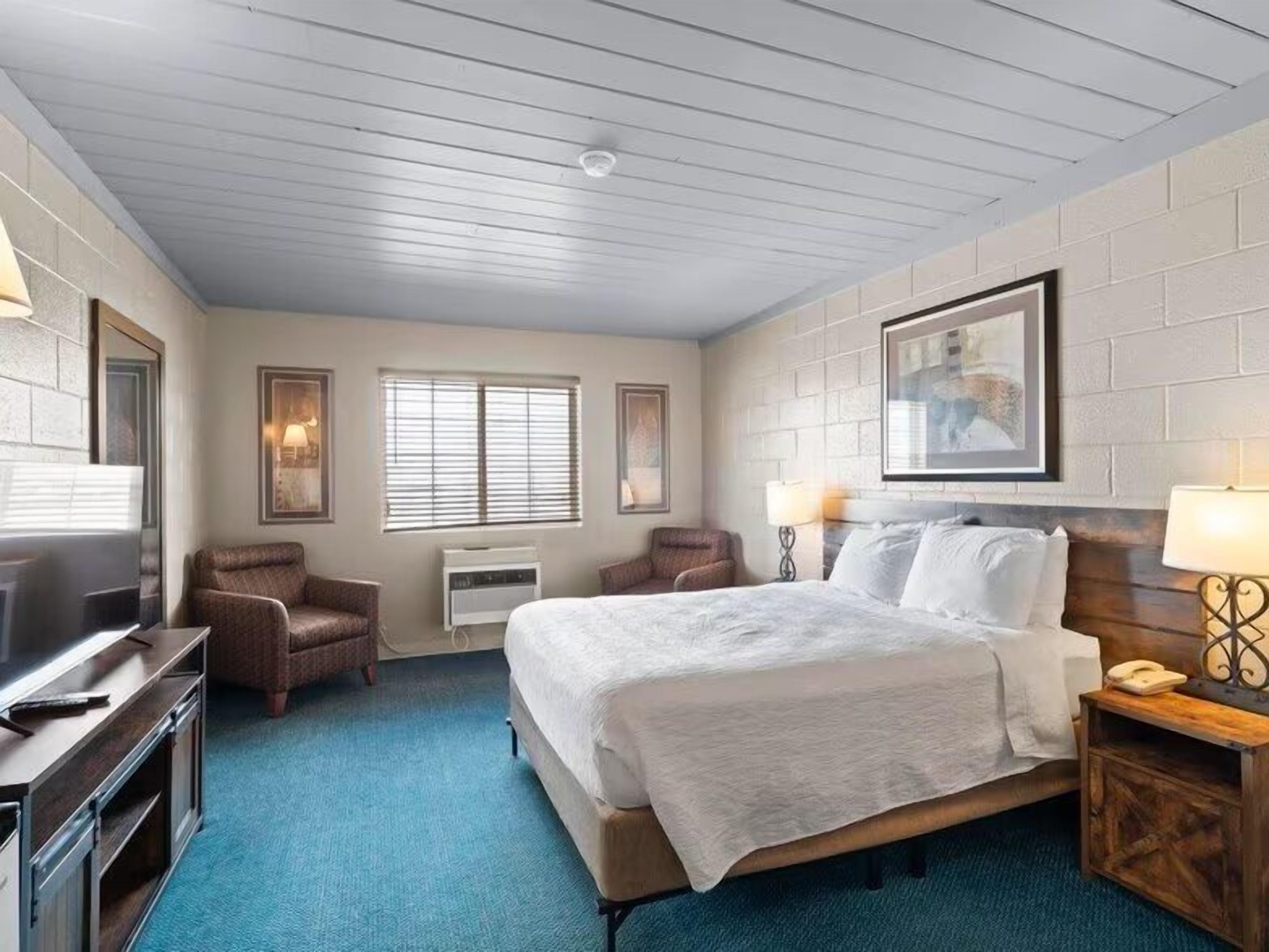 Escritorio, espacio para trabajar con laptop y cortinas blackout 