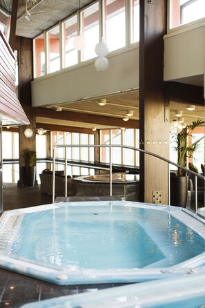 Bañera de hidromasaje cubierta