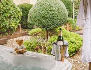 Whooper Cottage with Hot Tub | Terrace/patio - Swan Hotel (Cirencester)