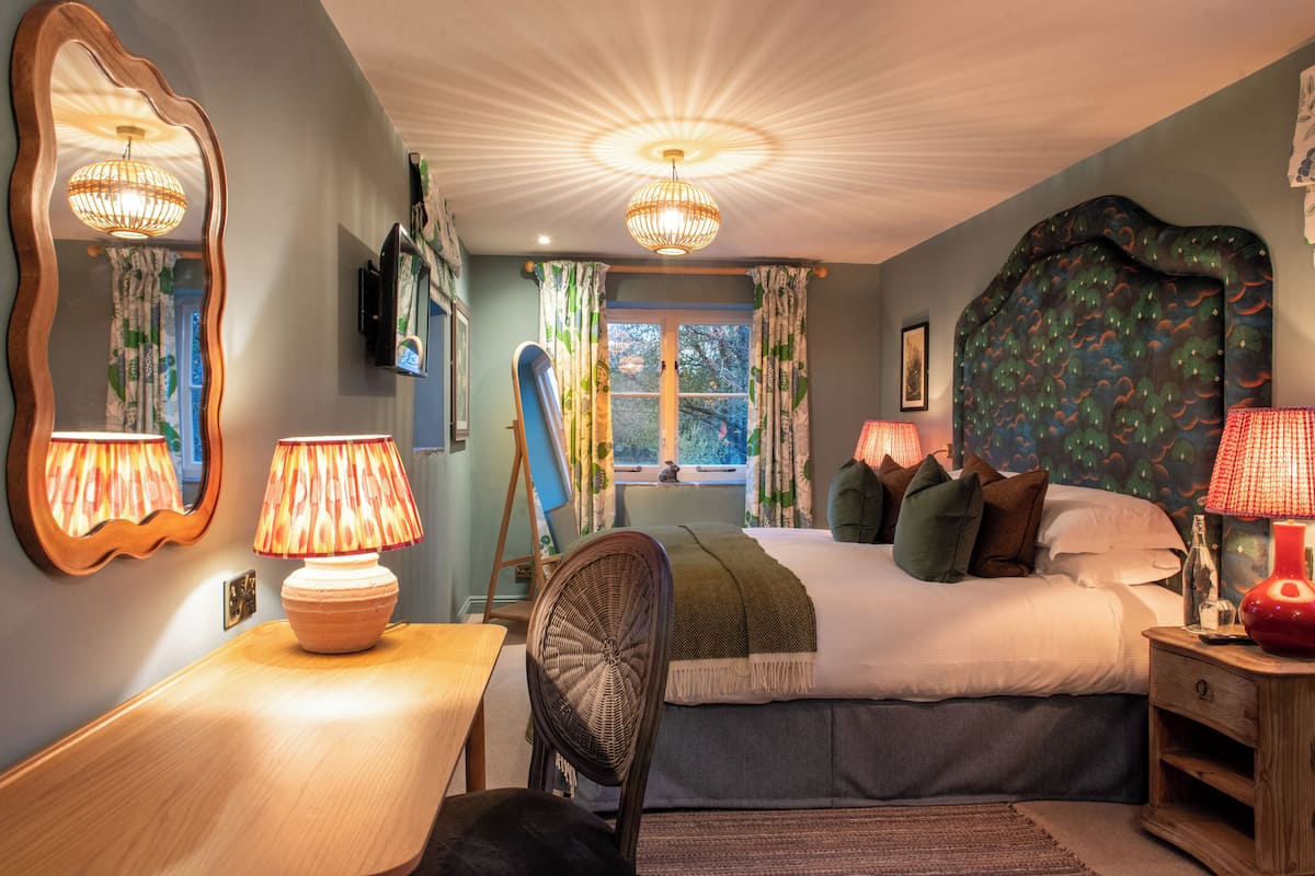 whistling cottage | 1 bedroom, premium bedding, in-room safe, individually decorated