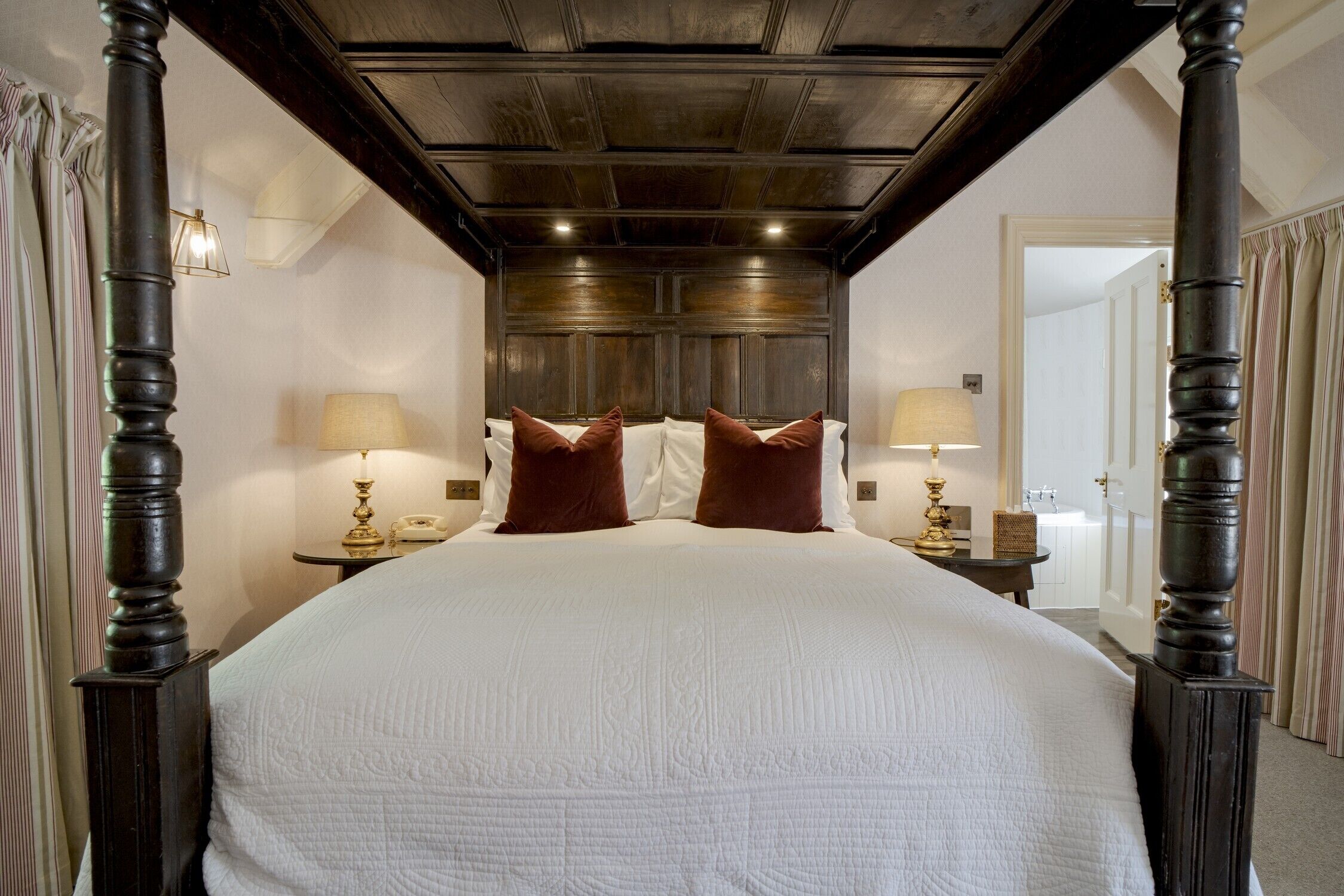 Habitación superior (Four Poster) | Ropa de cama de alta calidad y caja de seguridad en la habitación 