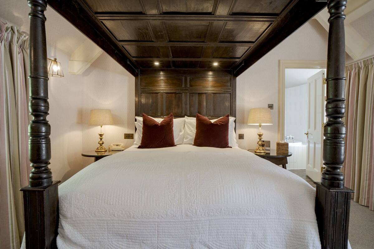 Habitación superior (Four Poster) | Ropa de cama de alta calidad y caja de seguridad en la habitación