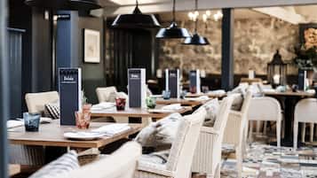 Breakfast, lunch, dinner served; British cuisine