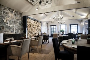 Breakfast, lunch, dinner served; British cuisine  - Swan Hotel (Cirencester)