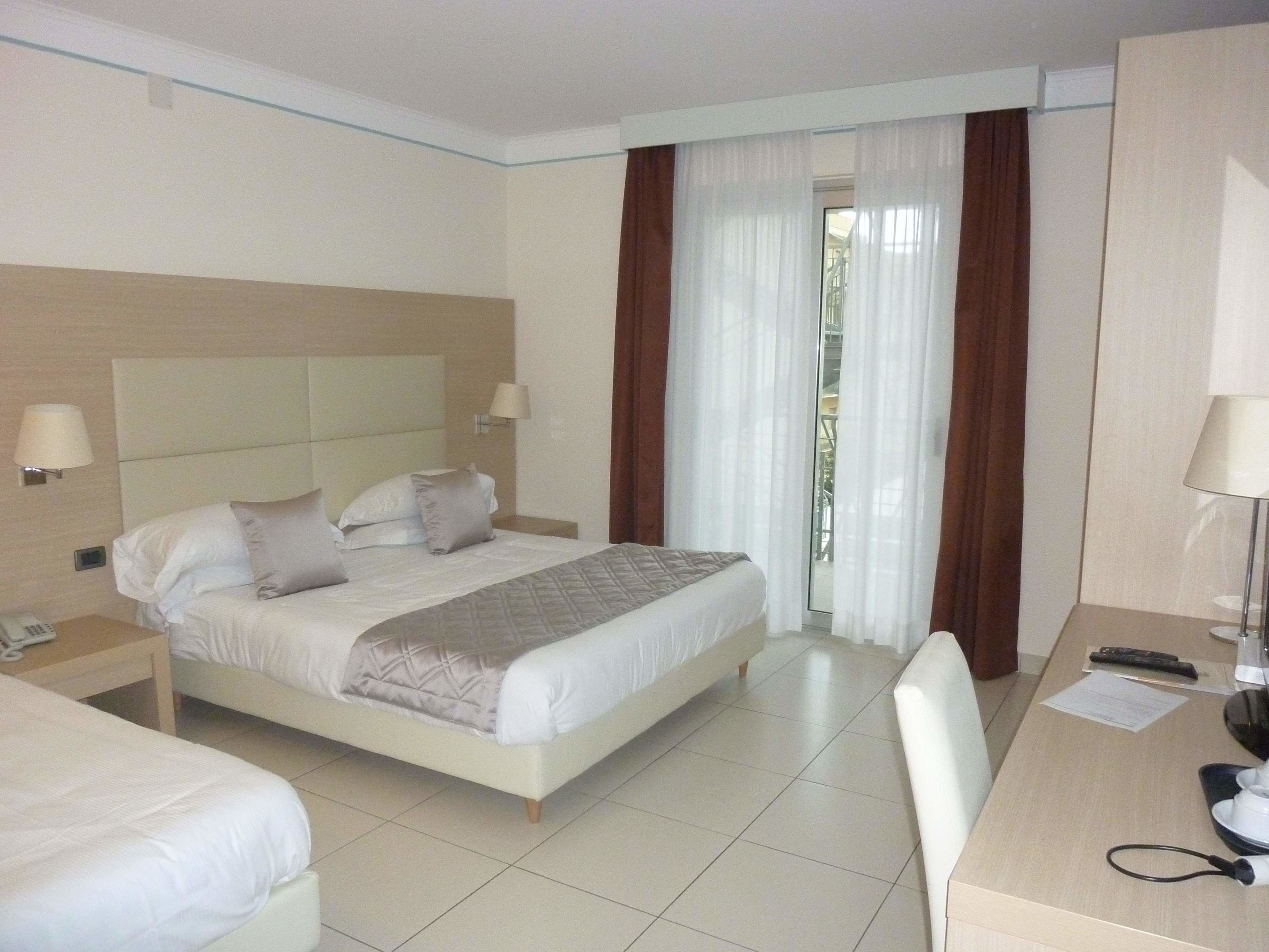 Ropa de cama de alta calidad y minibar 