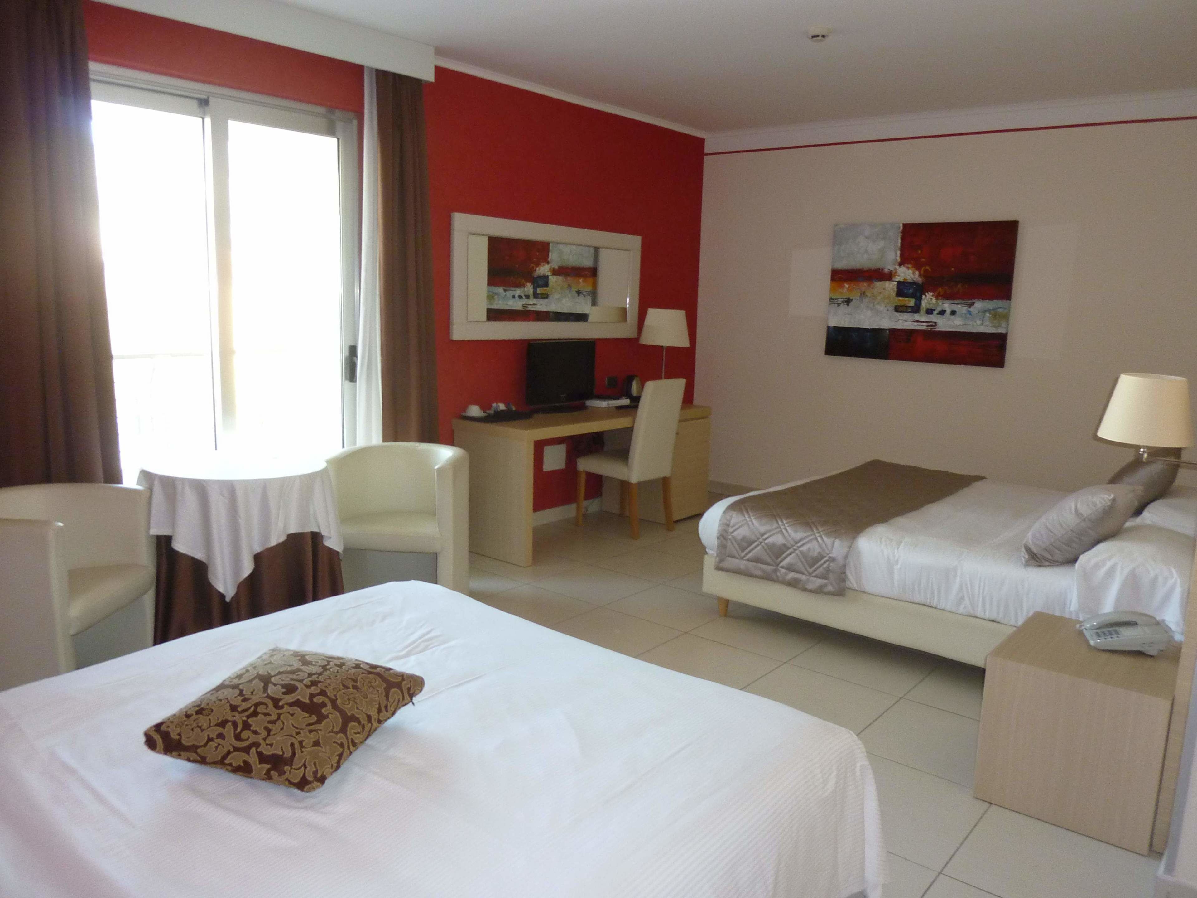 Ropa de cama de alta calidad y minibar 