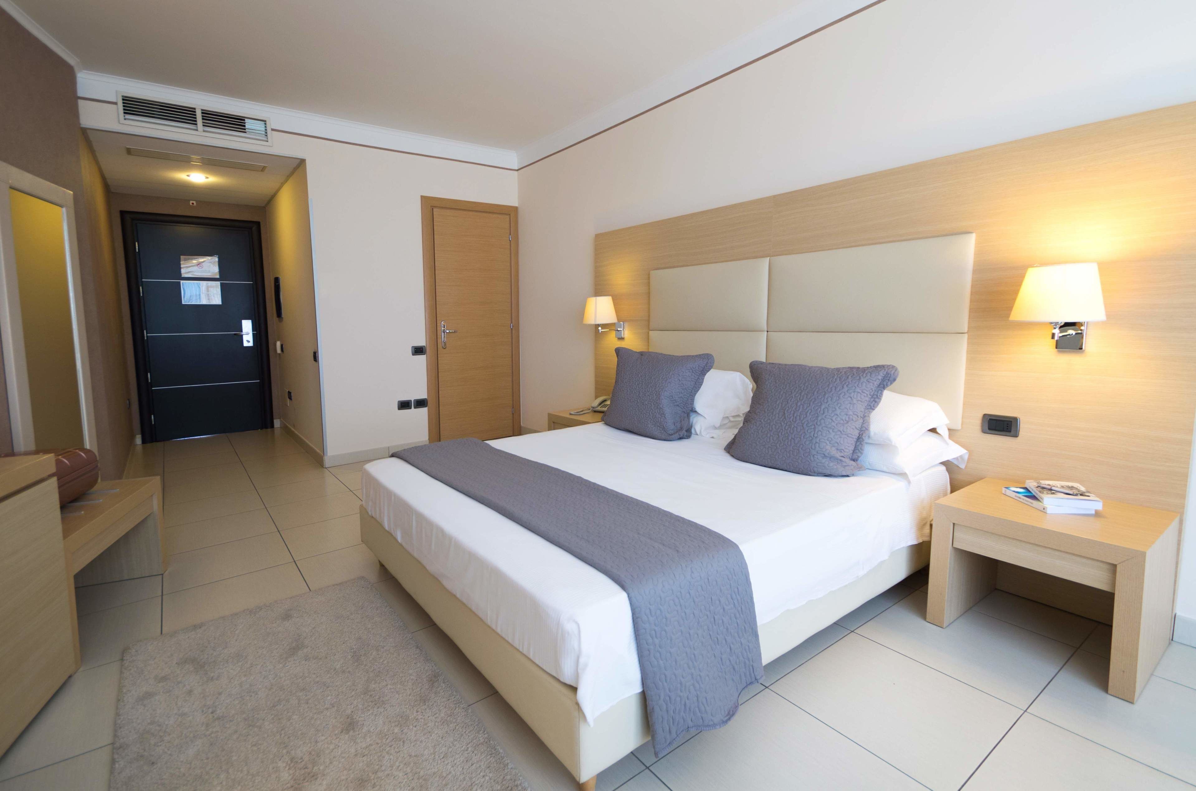 Ropa de cama de alta calidad y minibar 