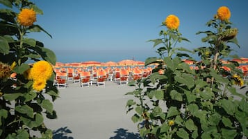 Privatstrand in der Nähe, Liegestühle, Sonnenschirme