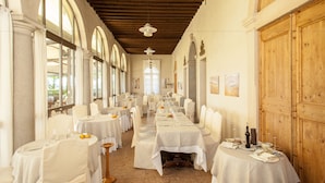 A dining area with round tables, white tablecloths, and chairs. - Villa Ca' Sette (Bassano del Grappa)