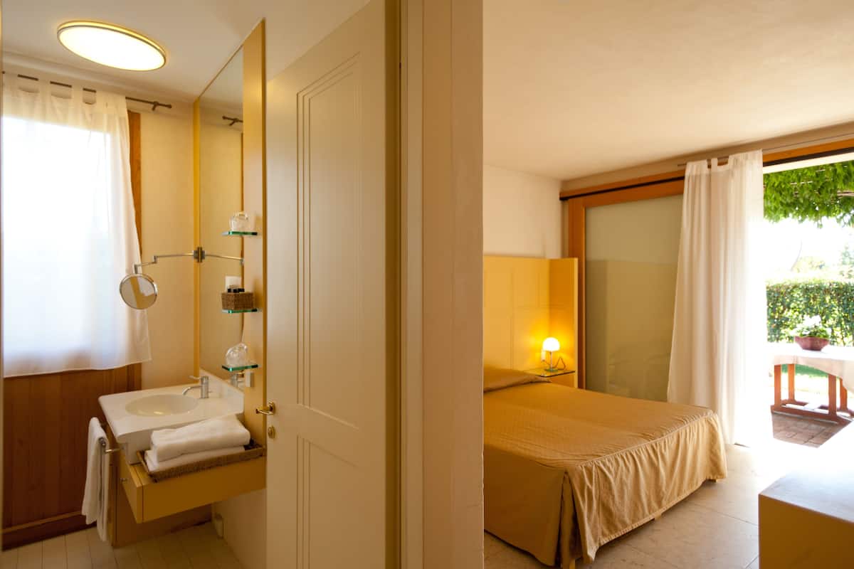 superior room, 1 queen bed | 1 bedroom, premium bedding, minibar, in-room safe