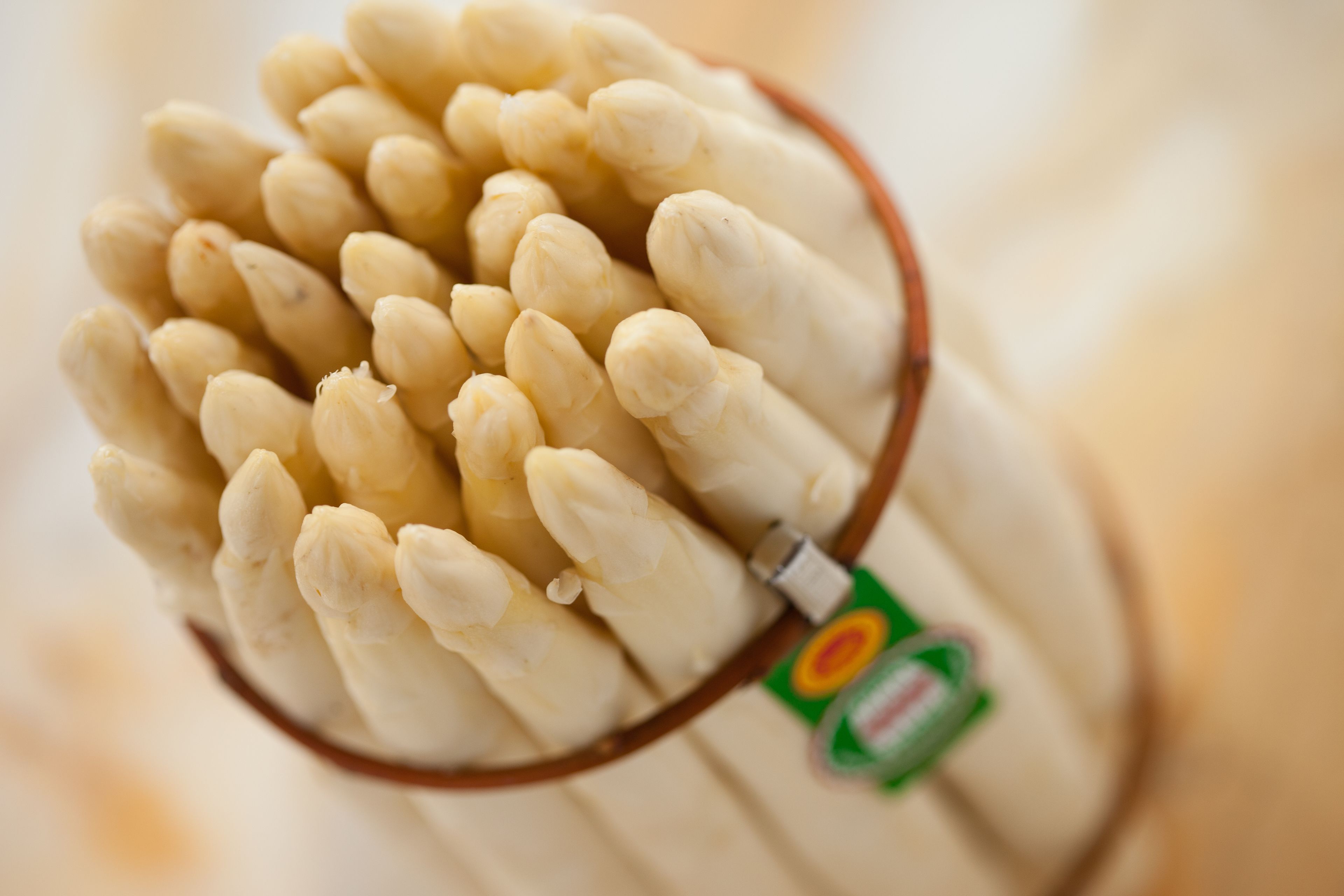 Une vue rapprochée d’un récipient contenant des objets blancs, possiblement des aliments, et une petite étiquette verte et blanche.