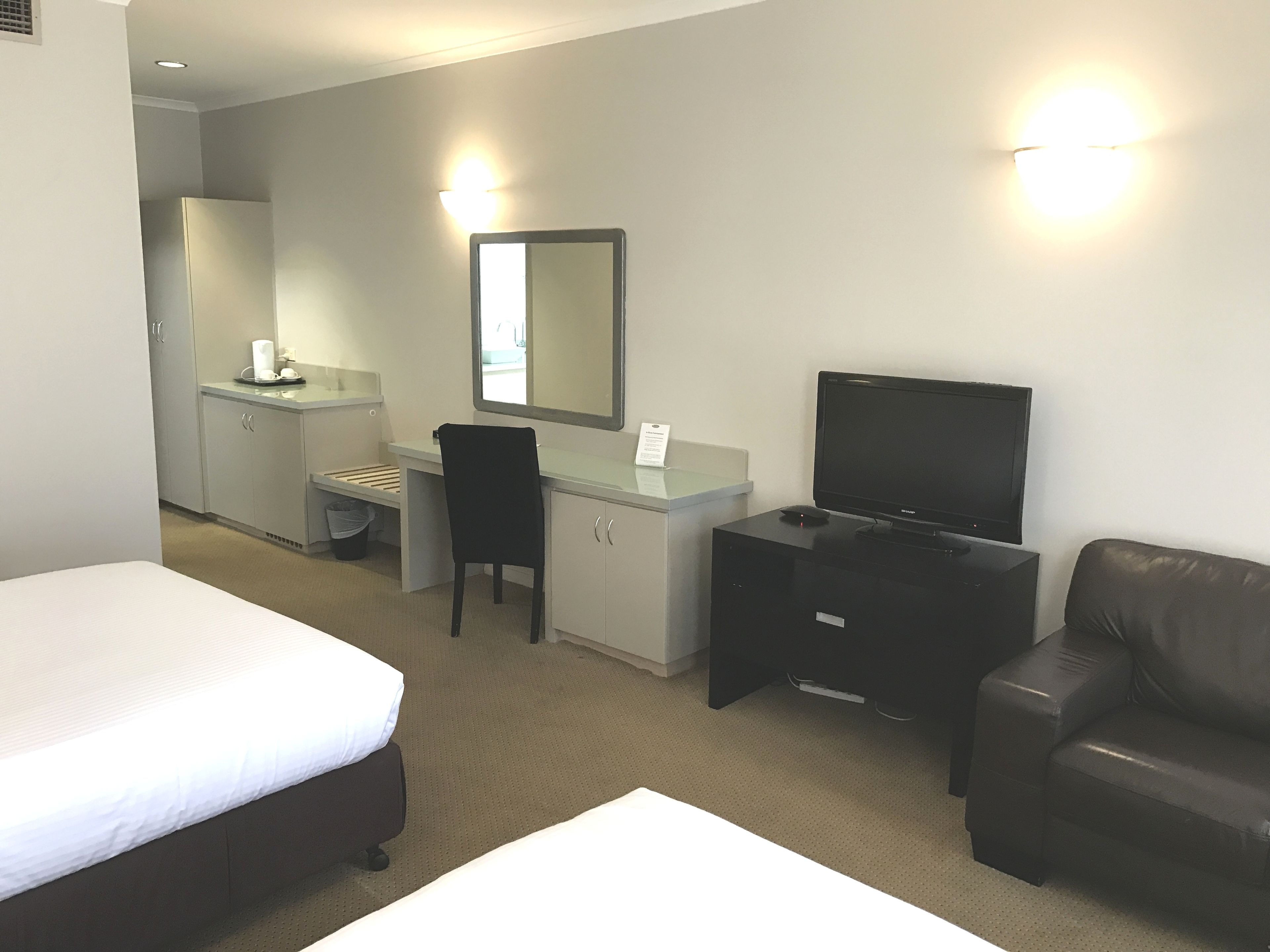 Firemannsrom – deluxe | Sengetøy av topp kvalitet, senger med overmadrass og blendingsgardiner