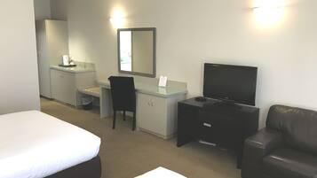 Chambre Quadruple Deluxe | Literie de qualité supérieure, surmatelas, rideaux occultants