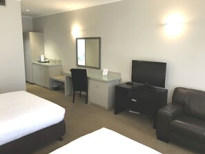 Deluxe Twin/Quad | Premium bedding, pillowtop beds, blackout drapes, iron/ironing board - Beau Monde International (Doncaster East)