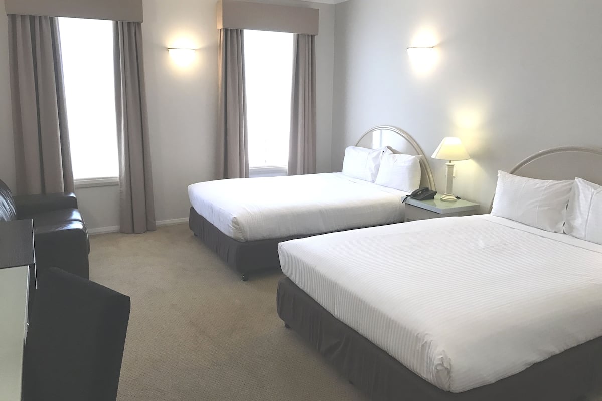 Deluxe-Vierbettzimmer | Hochwertige Bettwaren, Pillowtop-Betten, Verdunkelungsvorhänge