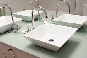 Amenidades de baño gratuitas, secadora de cabello, toallas 
