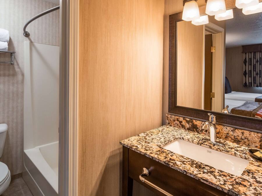 Une salle de bain avec des toilettes, un lavabo et une baignoire.