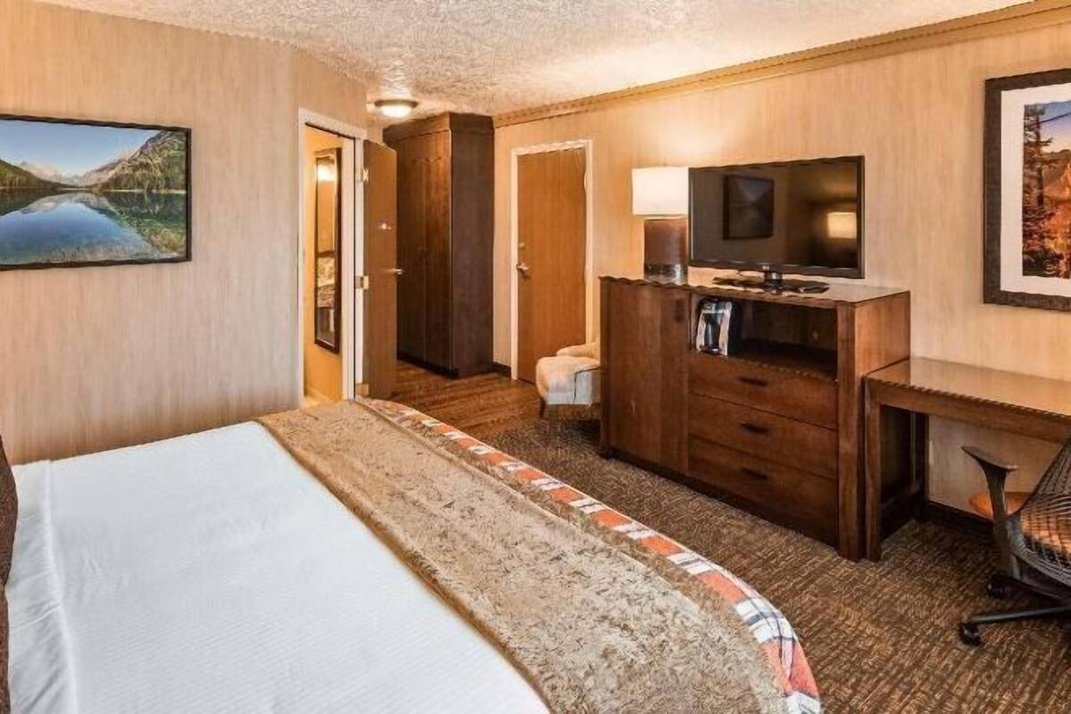 Luxe beddengoed, pillowtop-bedden, een kluis op de kamer, een bureau