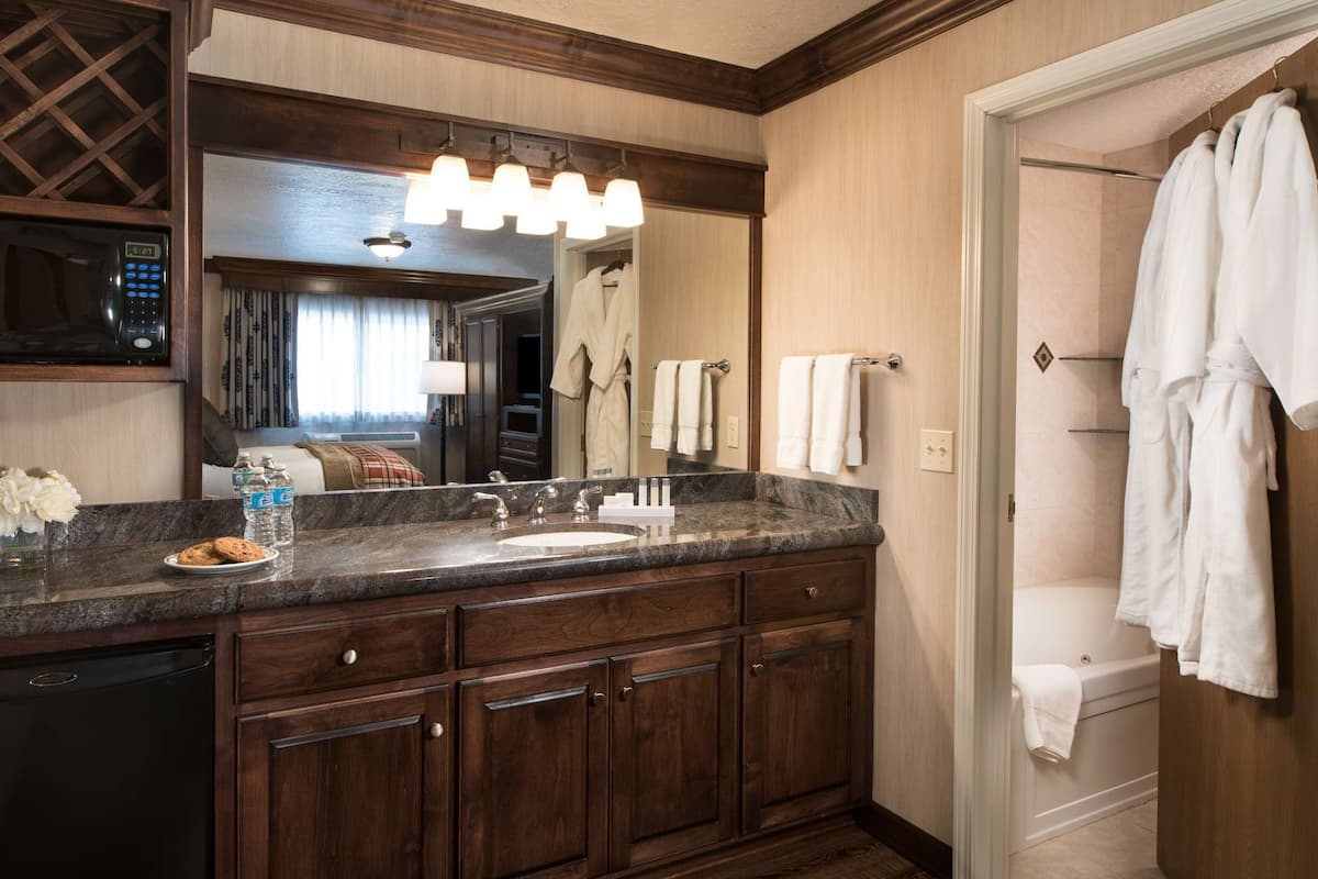 executive suite, 1 king bed, non smoking, fireplace | bathroom | combined shower/bathtub, free toiletries, hair dryer, towels