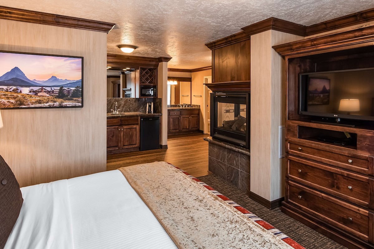 presidential suite, 1 king bed, non smoking, fireplace | 1 bedroom, premium bedding, pillow-top beds, in-room safe