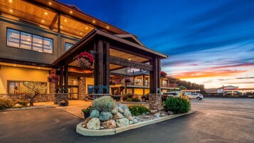 Un hôtel doté d’un espace extérieur couvert, d’aménagements paysagers en pierre et offrant une vue sur le coucher de soleil.