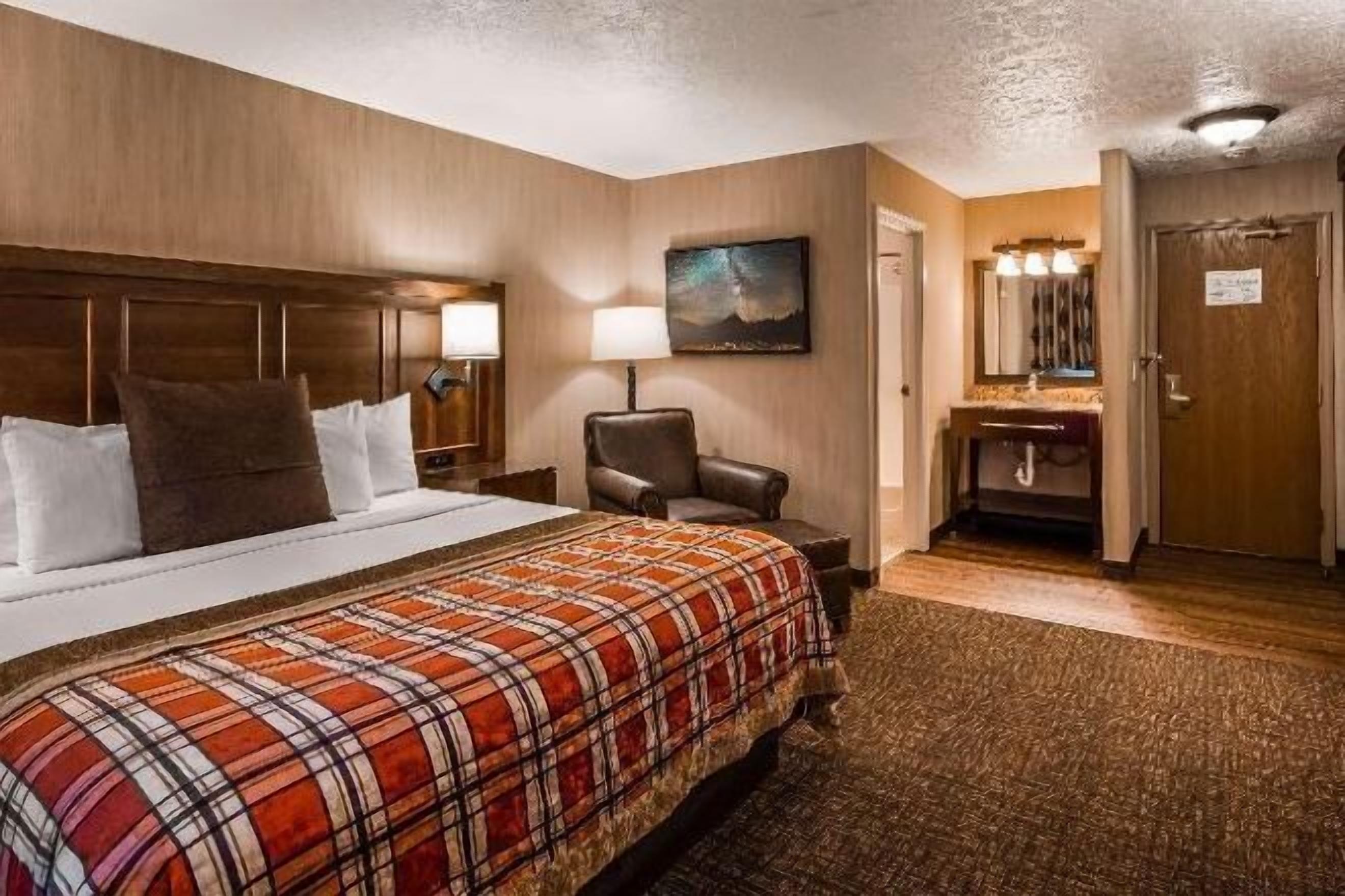 Premium bedding, pillowtop beds, in-room safe, desk