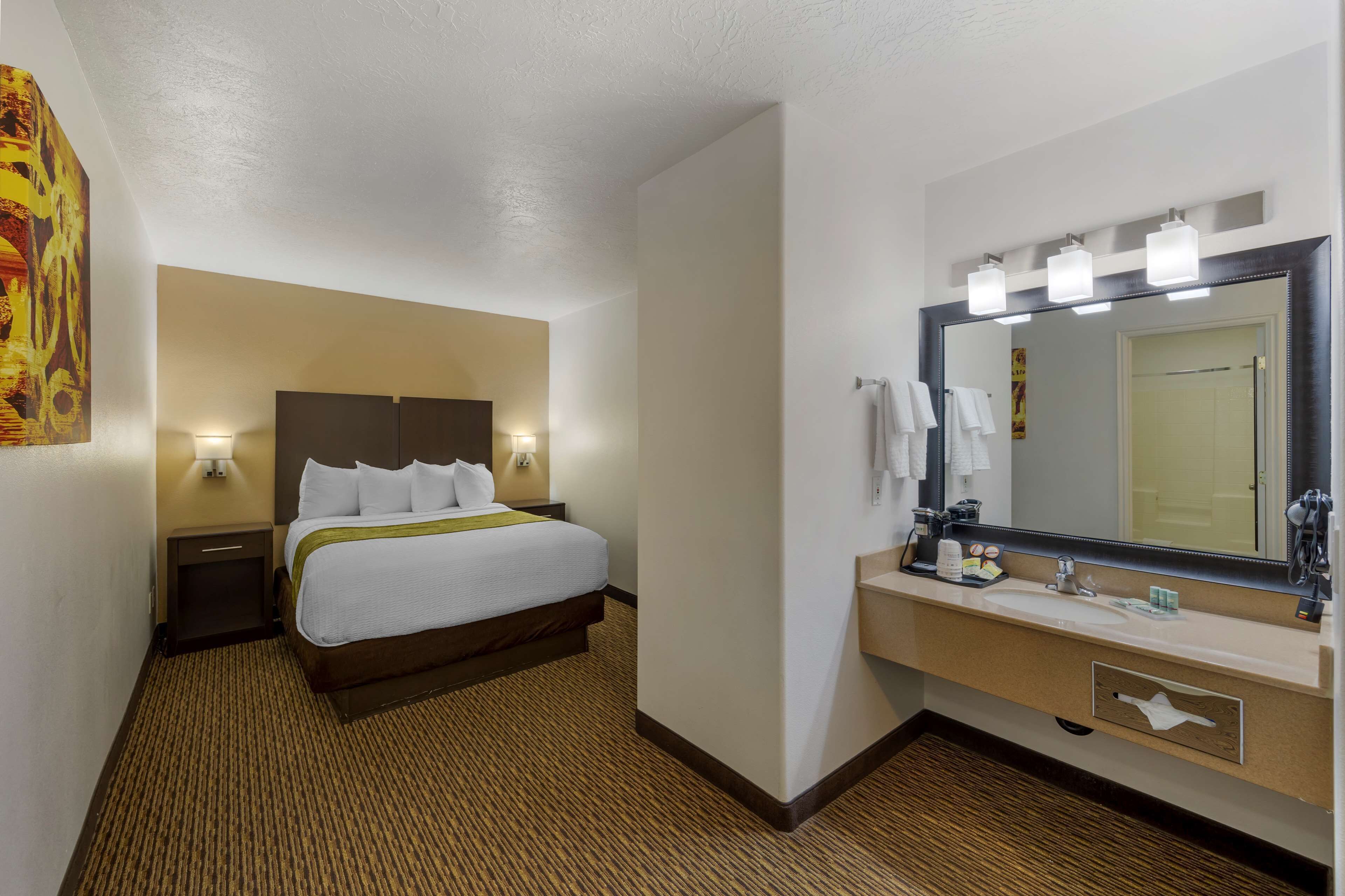 standard room, 1 queen bed, non smoking | 1 bedroom, pillow-top beds, in-room safe, blackout curtains