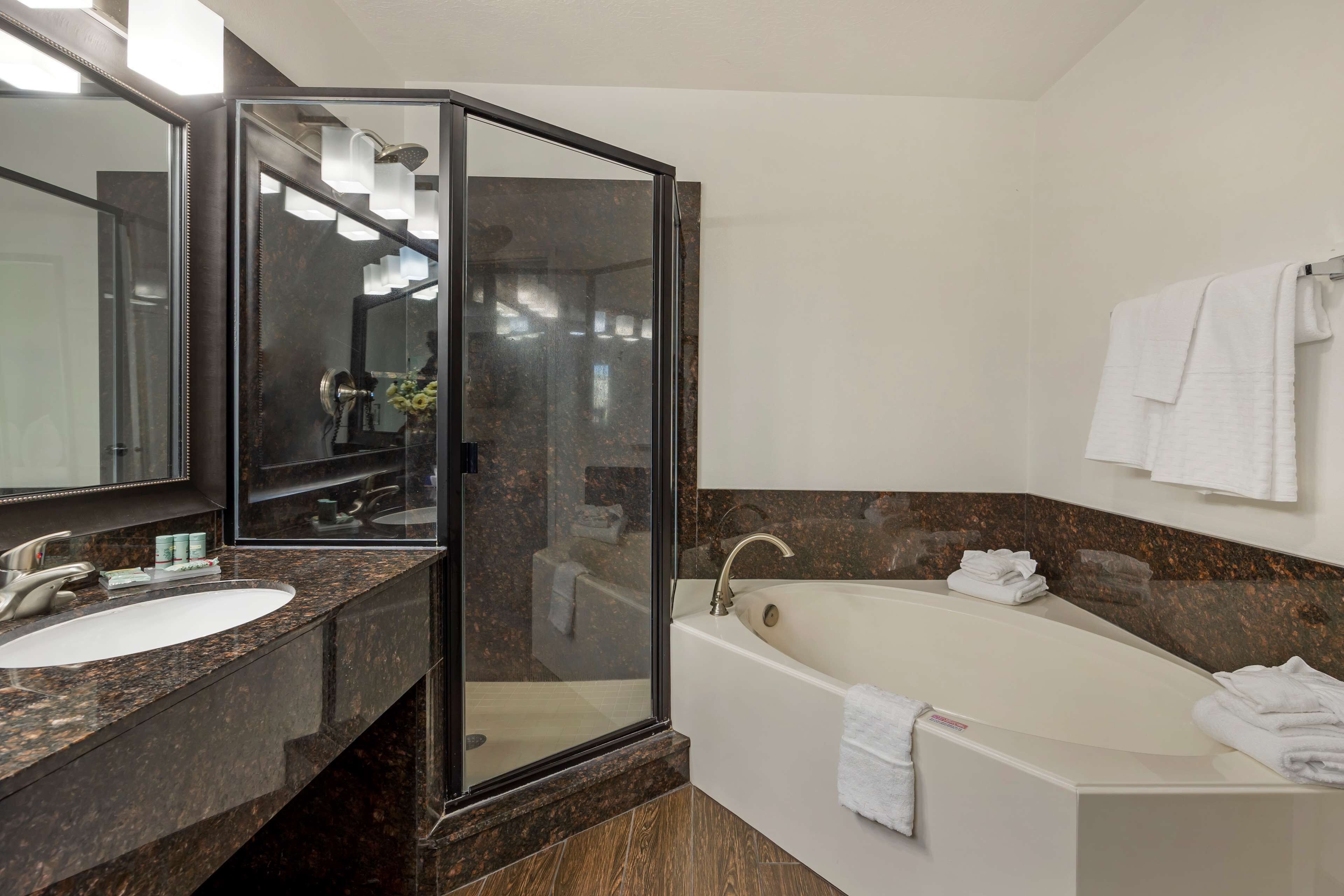suite, 1 king bed, non smoking | bathroom | combined shower/bathtub, free toiletries, hair dryer, towels