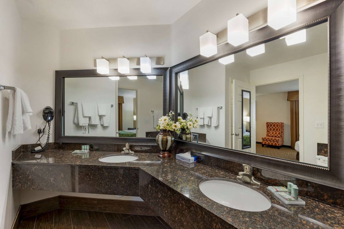 suite, 1 king bed, non smoking | bathroom | combined shower/bathtub, free toiletries, hair dryer, towels