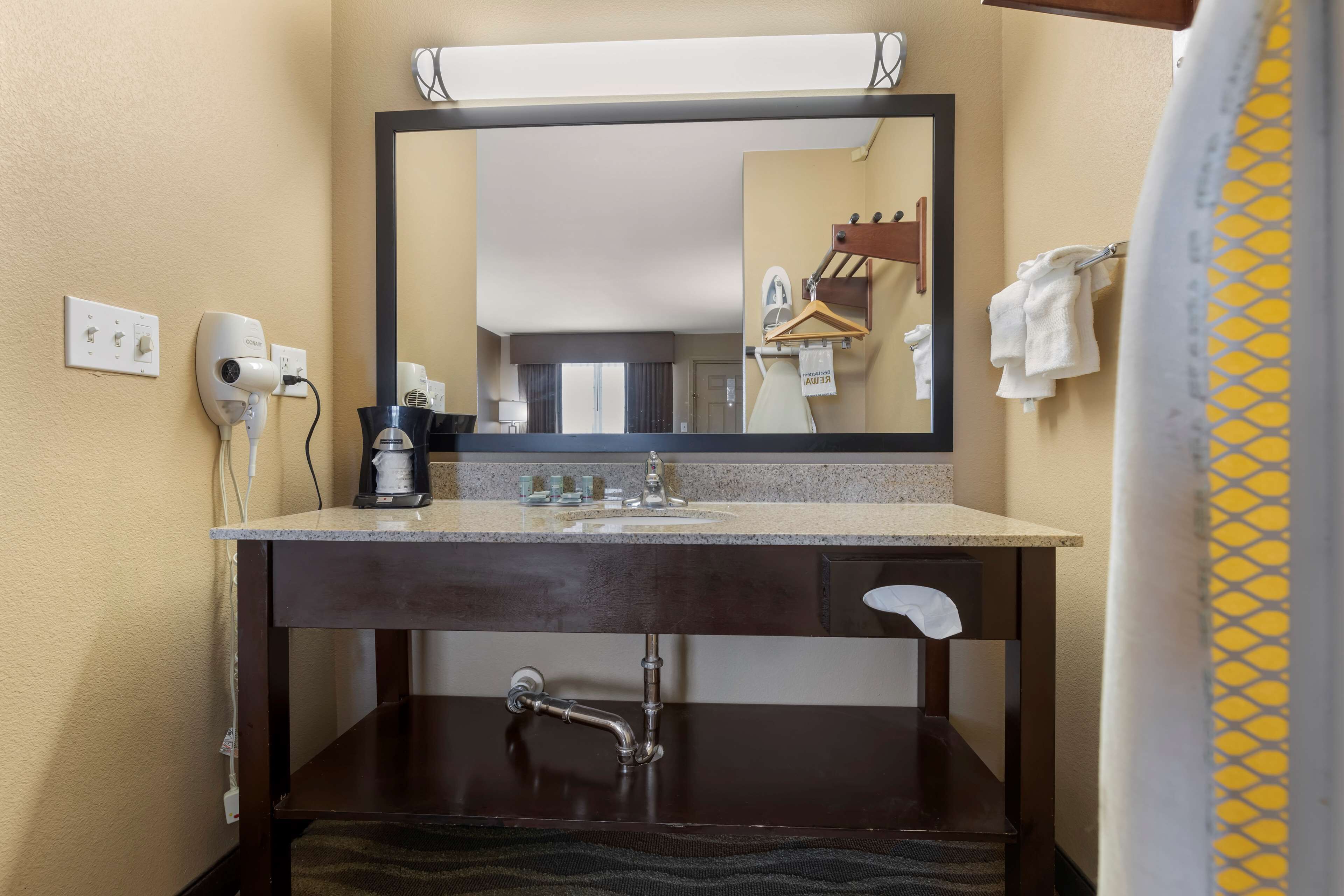 standard room, 1 king bed, accessible, non smoking | bathroom | hair dryer, towels, soap, shampoo