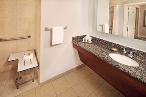 Produtos de toalete de grife, secador de cabelo, toalhas de banho 