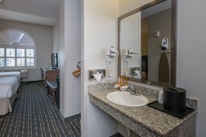 In-room safe, desk, iron/ironing board, free WiFi - Hotel Aura SFO (San Bruno)