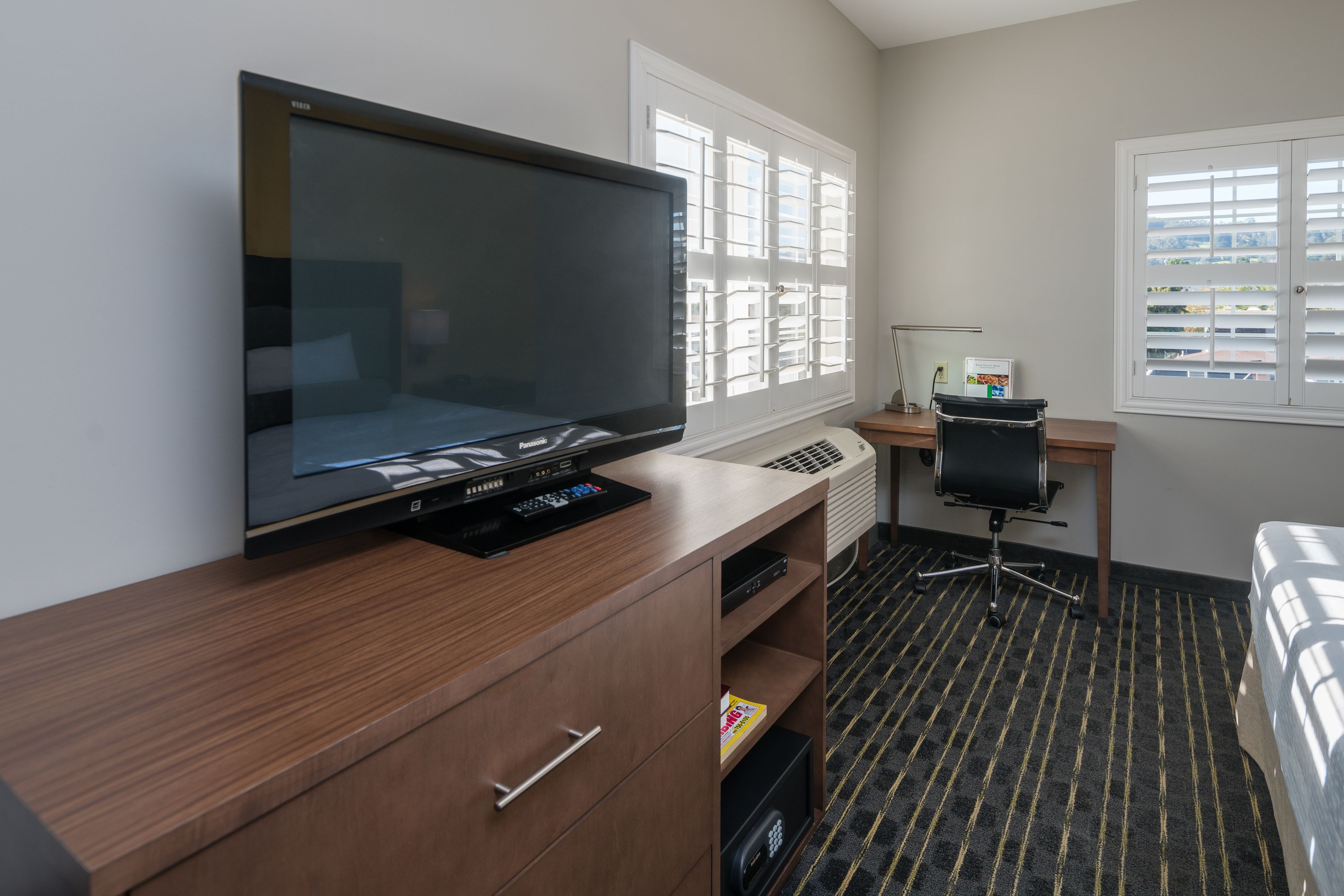 suite, 1 king bed | in-room safe, desk, iron/ironing board, free wifi