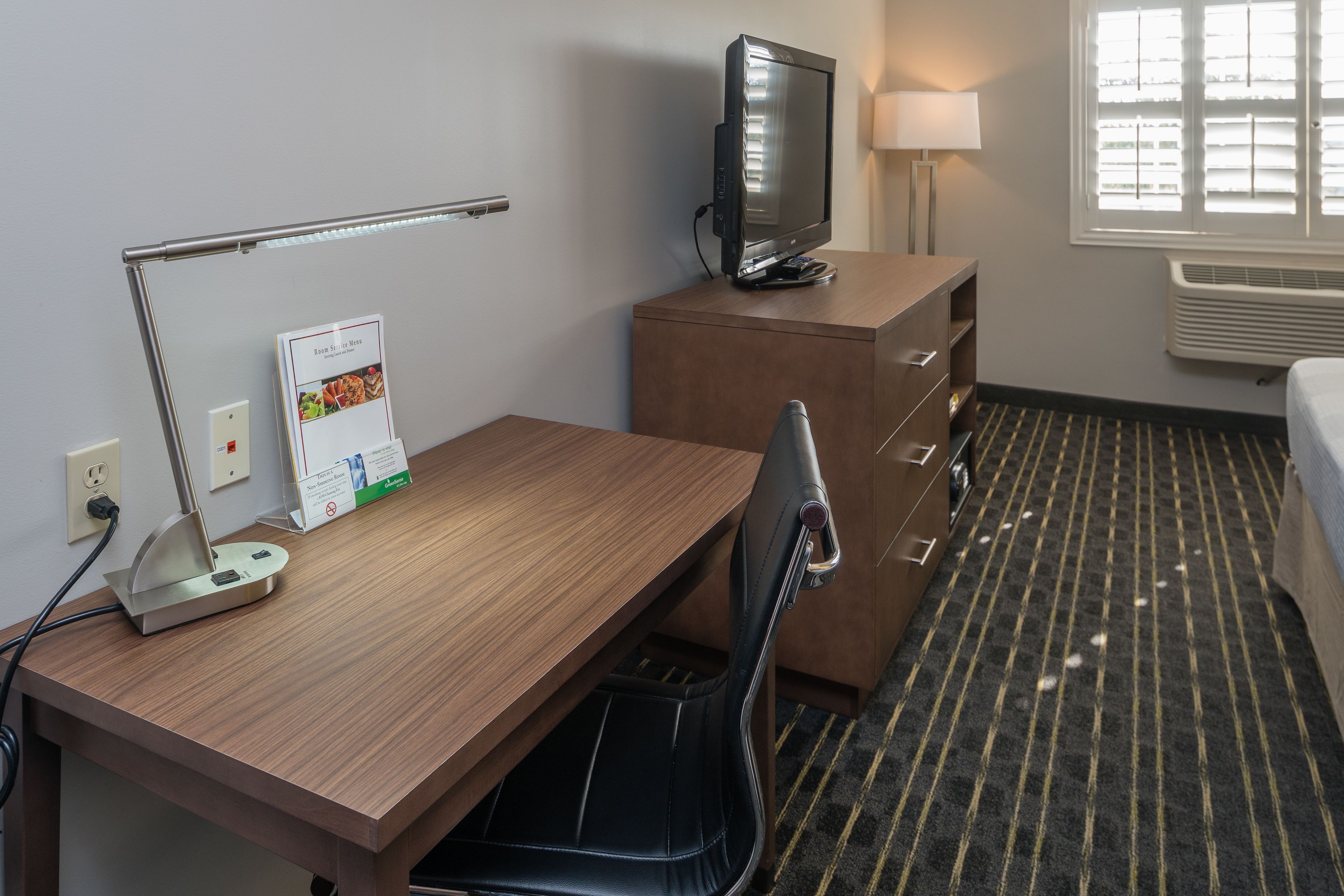 standard room, 1 king bed | in-room safe, desk, iron/ironing board, free wifi