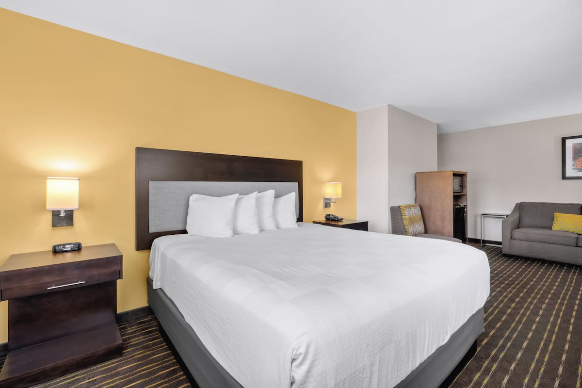 Phòng Suite, 1 giường cỡ king | Két bảo mật tại phòng, bàn, bàn ủi/dụng cụ ủi quần áo 